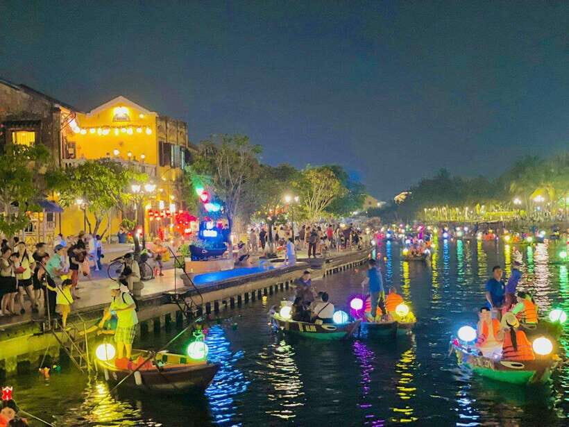 Hoi An: Hoai River Boat Ride with Flower Lantern Release - Hoi An at Night: Why the Hoai River Boat Ride Works