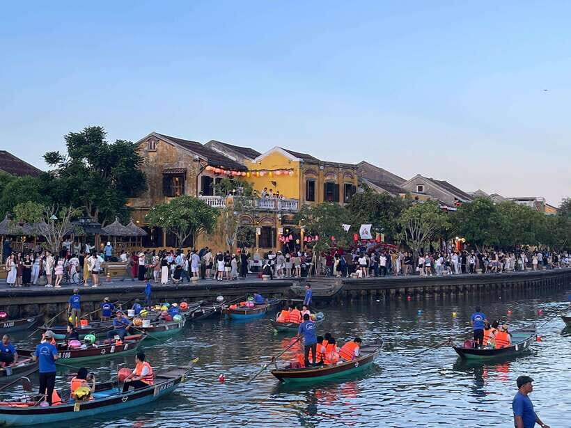 Hoi An: Hoai River Boat Ride with Flower Lantern Release - Ancient Houses on Both Sides: What You’re Really Seeing