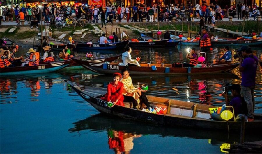 Hoi An : Hoai River Boat Trip by Night and Floating Lantern - Boarding a private wooden boat: how the 1–5 setup works