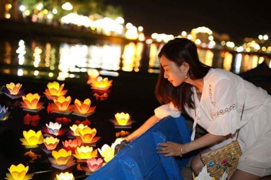 Hoi An : Hoai River Boat Trip by Night and Floating Lantern - The 10–15 minute cruise: what you’ll actually see