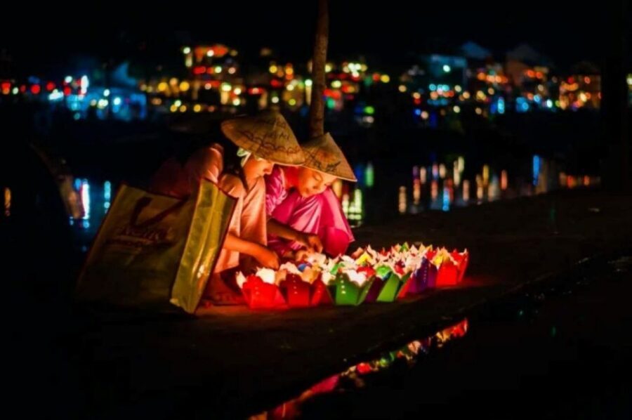 Hoi An : Hoai River Boat Trip by Night and Floating Lantern - Waiting at the dock during busy hours (about 18:30–19:30)