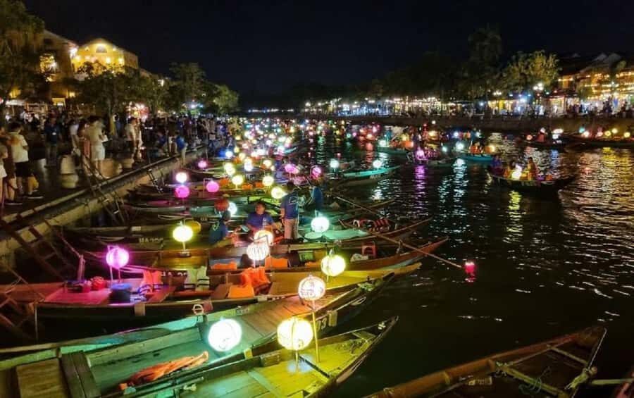 Hoi An : Night Boat Trip and Floating Lantern on Hoai River - Meeting Point at Kazimierz Kwiatkowski Bust: How Boarding Works