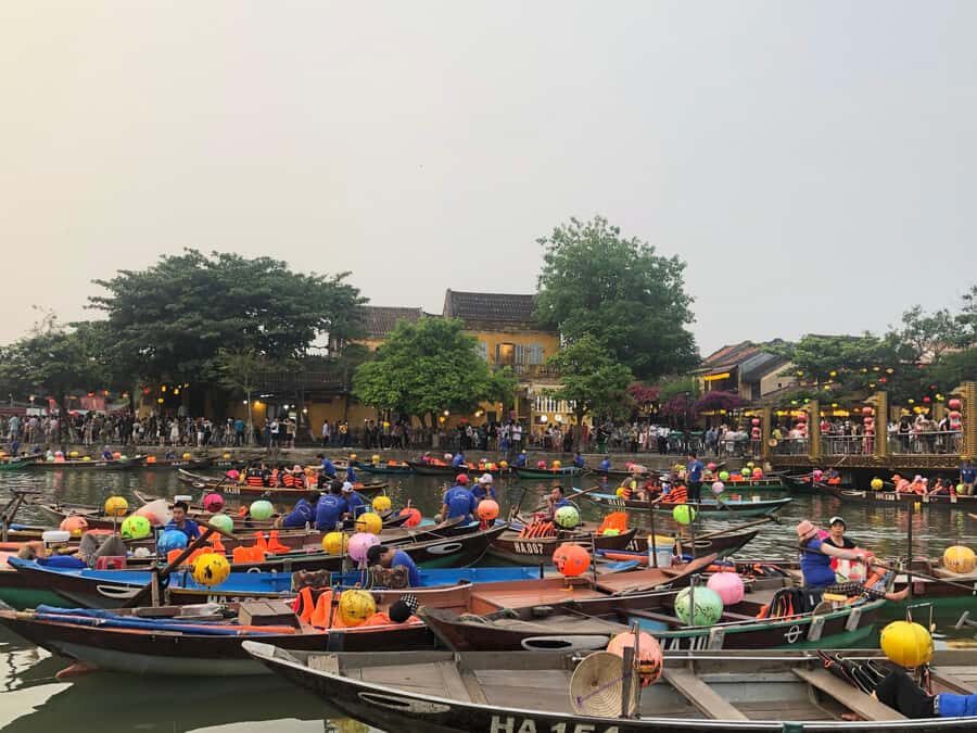 Hoi An : Night Boat Trip and Floating Lantern on Hoai River - Who Should Book This Night Boat and Lantern Moment?