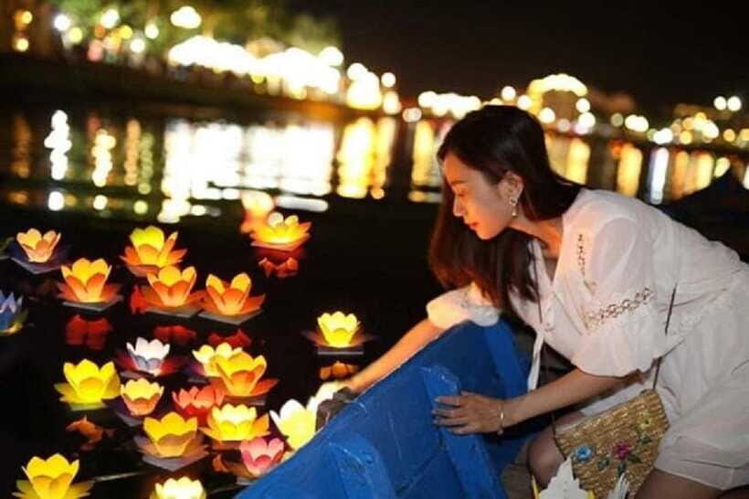Lantern Release and Night River Boat Experience in Hoi An - Photo Moments on the River: How to Get the Shot Without Stress