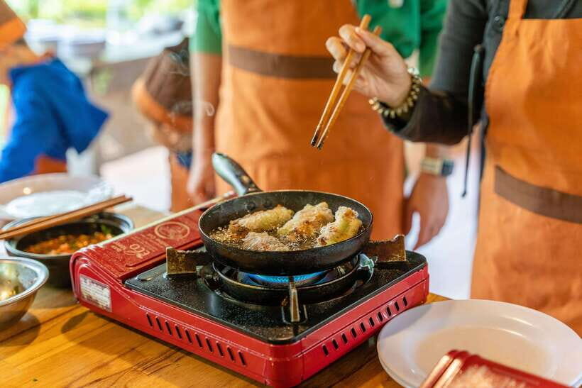 Mad Monkey Hoi An Cooking Class & Bamboo Boats - Morning vs afternoon: how to pick your slot