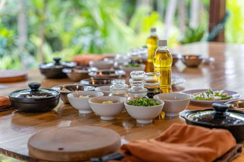 Mad Monkey Hoi An Cooking Class & Bamboo Boats - The local market stop: learn how ingredients are chosen